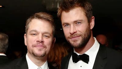 Matt Damon stringe la mano di Chris Hemsworth mentre si fa fare un tatuaggio, le mogli se la ridono (FOTO)