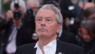 Alain Delon tyrannique en privé ? Une ancienne compagne de 24 ans sa cadette rétablit sa vérité