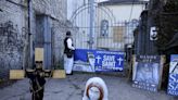 Reubican la estatua de La Piedad en la iglesia San Adalberto después de que un nuevo permiso autorizara la remoción