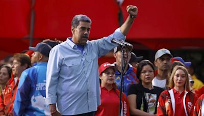 El chavismo y la oposición miden su fuerza en multitudinarias marchas en cierre de campaña