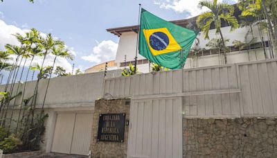 Por qué la bandera de Brasil ondea en la embajada de Argentina en Venezuela