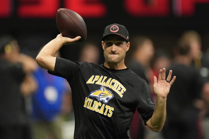 Atlanta Falcons wear T-shirts honoring school shooting victims before season opener