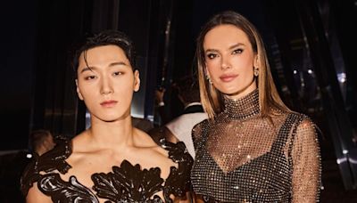 Alessandra Ambrosio e San, membro do grupo de K-Pop ATEEZ, brilham durante desfile na Itália