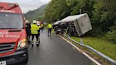 Un camionero de 61 años resulta ileso tras salirse de la vía y volcar en Almandoz