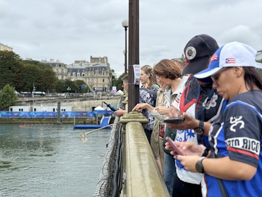 Fans gather by the Seine for Olympics opening ceremony - RTHK