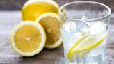 Beneficios del agua tibia con limón en ayunas: ¿mito o realidad?