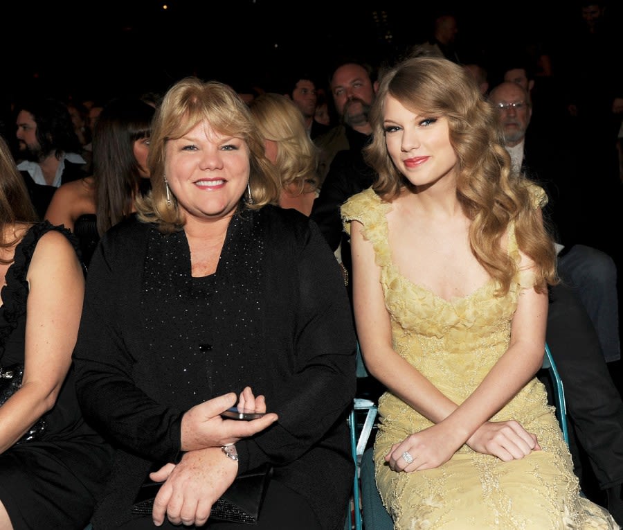 Taylor Swift's Mom Andrea Attends Paris Concert on Mother’s Day