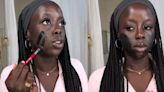 Critican a una marca de maquillaje por crear una base para personas de color que parece “pintura negra” | Por las redes