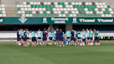 Jesús Rodríguez se ejercita con el primer equipo en un entrenamiento con cinco ausencias