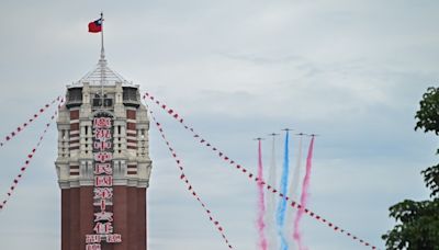 【520就職典禮】陸軍直升機吊掛國旗飛越 雷虎小組3色彩煙衝場--上報