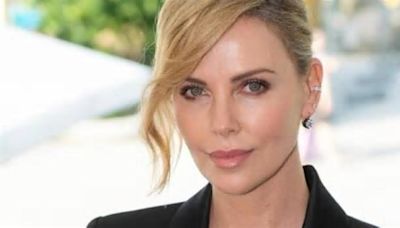 El vestido de transparencias de Charlize Theron que deja poco a la imaginación y lleva 1.250 horas de bordado