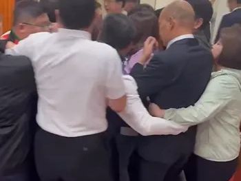 影/還原韓國瑜遭綠委圍攻現場 李彥秀現場直擊：他被抱到「腳無法著地」