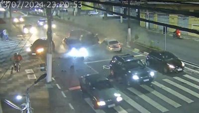 Motorista alcoolizada bate Audi em alta velocidade contra cinco carros em Osasco
