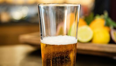 Lo que se esconde detrás de las cervezas con limón de supermercado, según la OCU