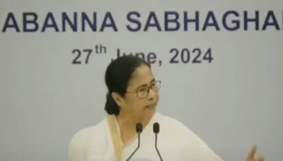 Mamata Banerjee: Any councillor in whose area public space is occupied by hawkers will be arrested