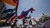 Defensores de la tauromaquia y los gallos marchan hasta el Palacio Nacional de México