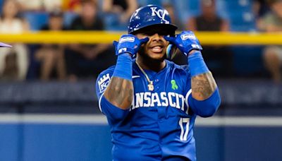 Velázquez powers Royals' 8th straight win in 11-inning thriller