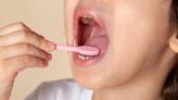 ¿Por qué no es bueno usar el mismo cepillo para los dientes y la lengua?