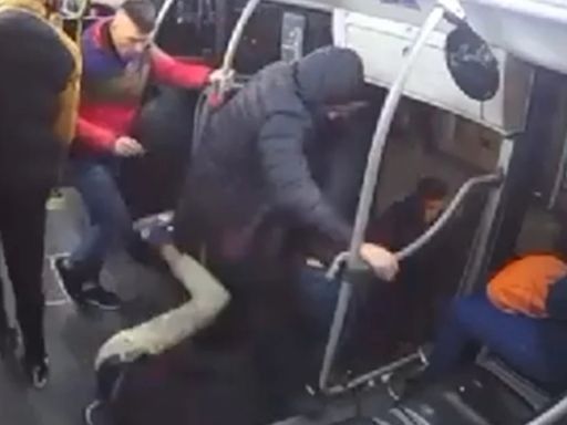 Violento ataque de ocho personas a un joven para robarle el celular en el colectivo