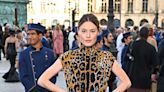 ¿Estampado de leopardo en un look de invitada? Toma nota del estilismo de Camille Rowe en Vogue World 2024