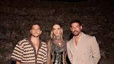 Cauã Reymond abre álbum com Alessandra Ambrosio e André Lamoglia em Sardenha, na Itália