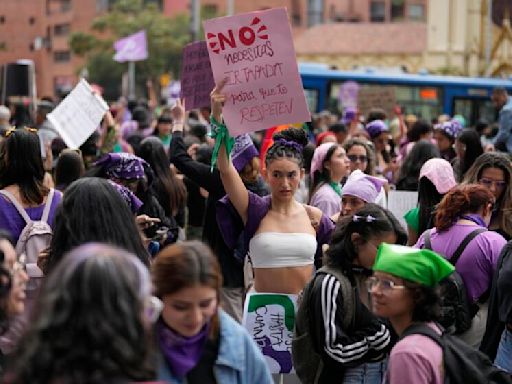 Latinas de EEUU se sienten muy felices, a pesar de presiones por verse lindas y ser exitosas