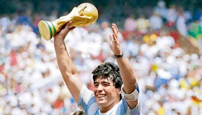 El día en que Carlos Caszely intentó sacar a Maradona de la droga - La Tercera