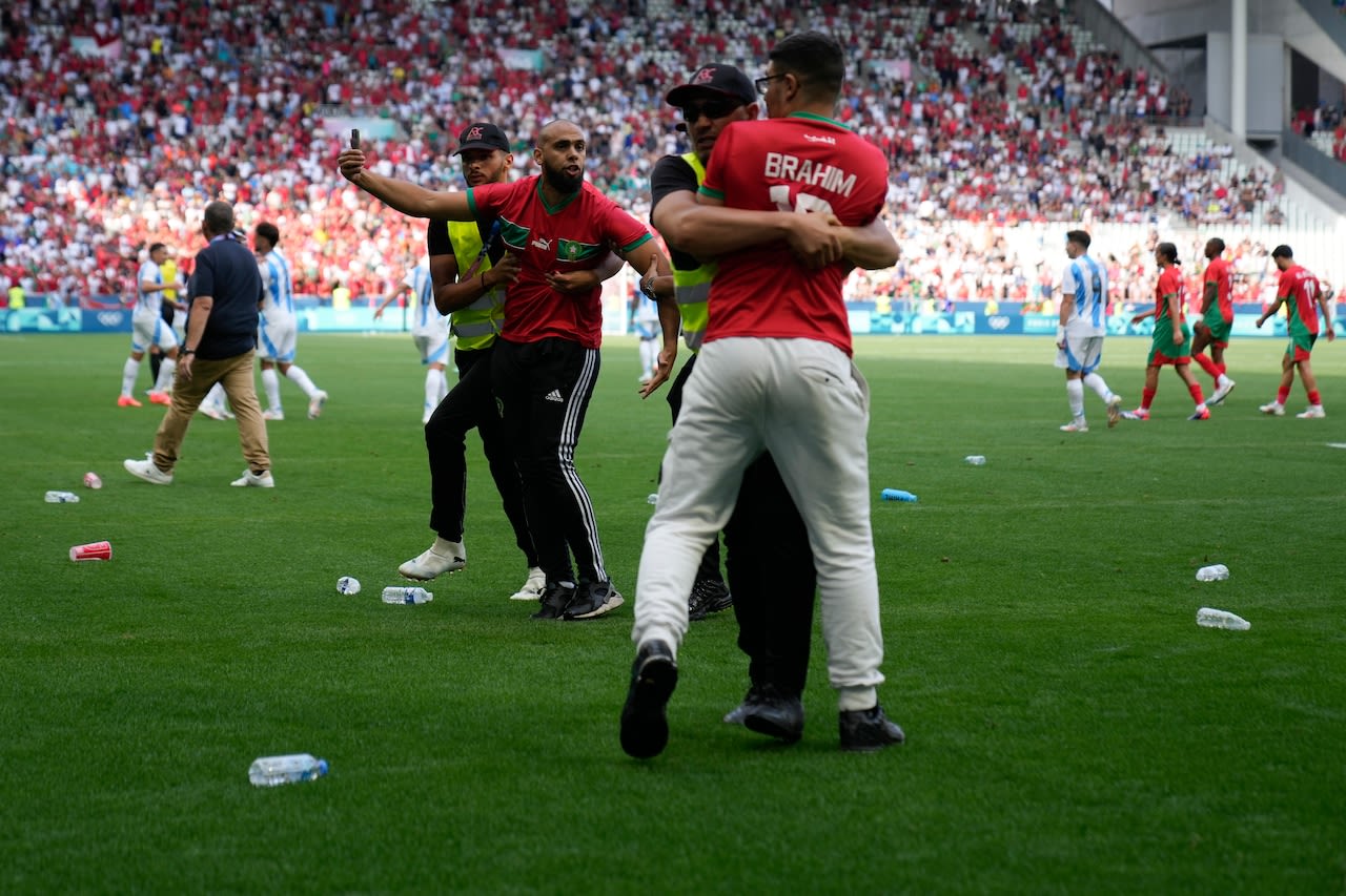 Olympic soccer gets off to chaotic start as Morocco fans rush the field vs. Argentina