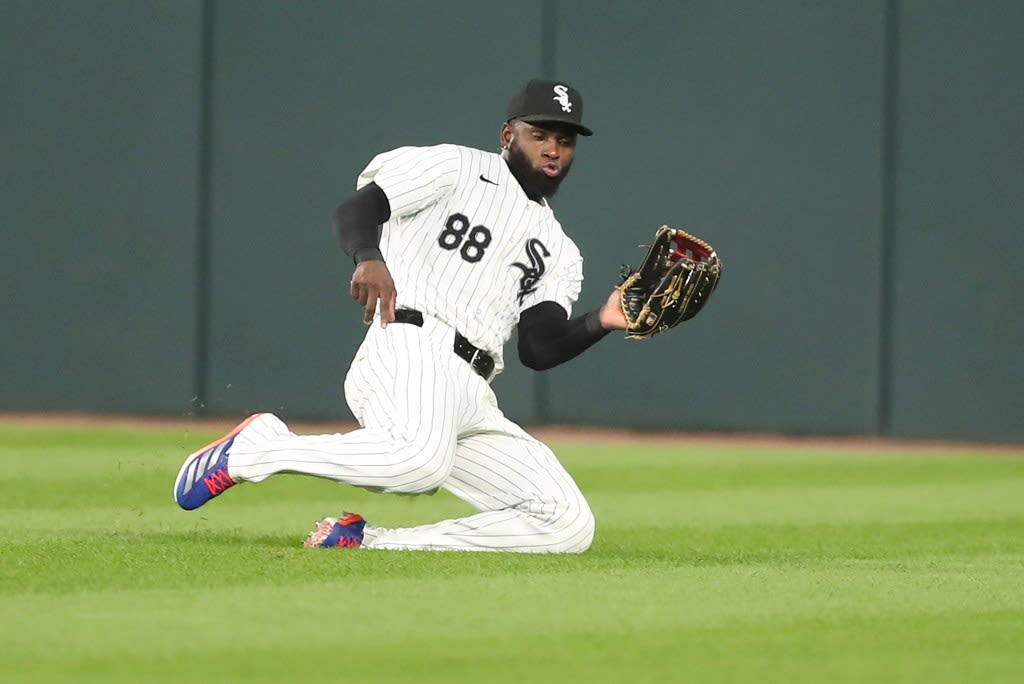 Column: Record-setting loss doesn’t dissuade Luis Robert Jr. from wanting to stay with the Chicago White Sox