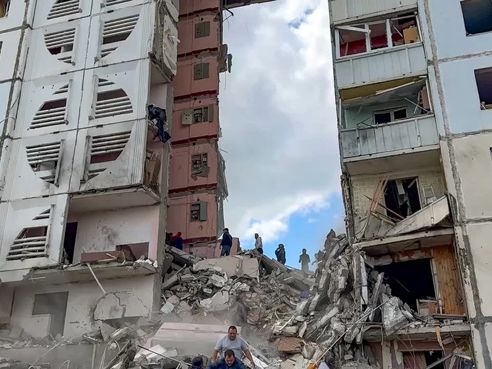 俄控烏軍飛彈炸公寓7死 瞬間成廢墟眾人奔逃！現場太驚悚 - 國際