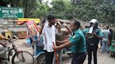 La India refuerza su frontera y repatría a miles de estudiantes por el caos en Bangladés
