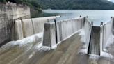 雨水下好下滿大進補！睽違250天鯉魚潭「滿水位」流瀑美景重現