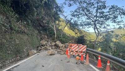 復興雪霧道路坍方約300人受困 替代道路搶通「暫時只出不進」