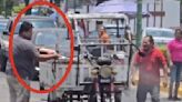 VIDEO: ¿Solo en México? Hombre es viral por apagar incendio de una moto con Coca-Cola