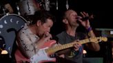 Michael J. Fox toca com Coldplay no festival de Glastonbury; veja vídeo