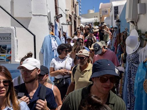 IG打卡勝地｜希臘小島聖托里尼淪陷 一年錄340萬遊客遠超2萬居民 | am730