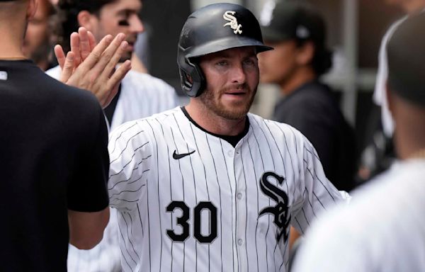 Rangers reacquire switch-hitting OF Robbie Grossman in a trade with the White Sox