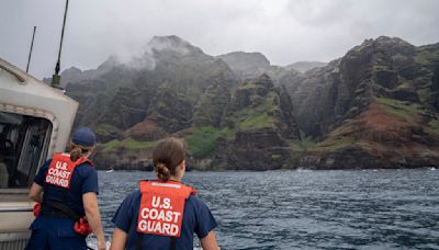 1 dead, 2 missing after tourist helicopter crashes off Hawaiian island of Kauai