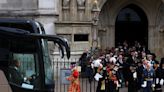 “Parece viaje escolar”: líderes mundiales toman autobús al funeral de la reina, Biden usa limusina blindada