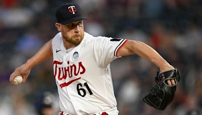 Twins P Stewart back to IL with shoulder strain