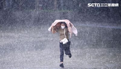 新／雨區擴大快躲！13縣市發布大雨特報 慎防雷擊、強陣風