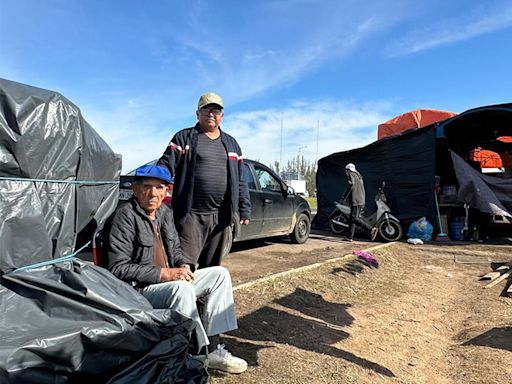 Moradores ‘acampam’ à beira da rodovia no RS, à espera de voltar para casa