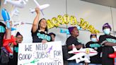 Trabajadores de servicios aeroportuarios de Miami protestan por bajos salarios y exigen pago por enfermedad