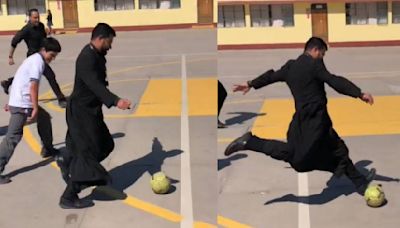 VIDEO: Cura de escuela católica es un crack en el futbol: “es trampa, tiene a Dios de su lado”