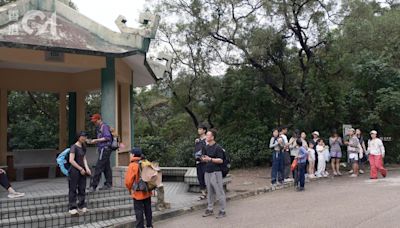 五一黃金周︱內地旅客無懼惡劣天氣來港行山：感受一下祖國的大地