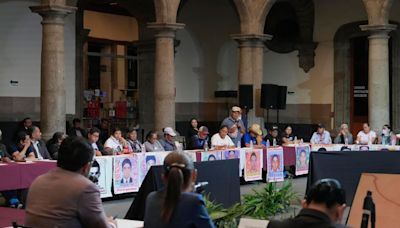 "No se nos va olvidar caso Ayotzinapa": Sheinbaum se reúne con familiares de los 43 normalistas