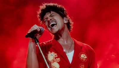 Fãs de Bruno Mars acampam para comprar ingressos de show