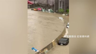 高雄岡山「典寶溪暴漲」溢流路面 車輛遭滅頂-台視新聞網