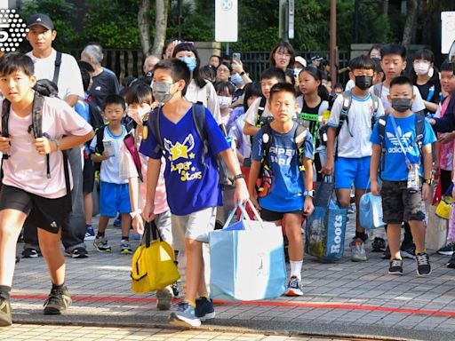 開學日！蔣萬安國小發禮物、大兒子也開學 直喊：鬆了口氣