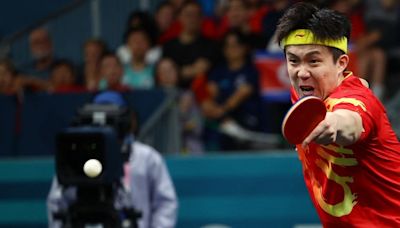 La alegría del medallista de oro chino Wang se ve truncada por un accidente con su paleta